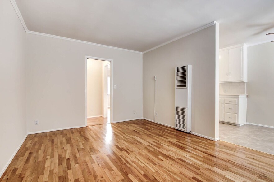 Building Photo - 2015-2019 4th Street in Santa Monica - steps to Main St. and the beach!