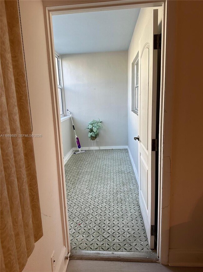 Building Photo - 410 SE 2nd St