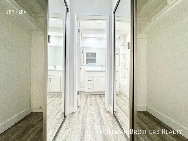 Building Photo - 231 N La Peer Dr