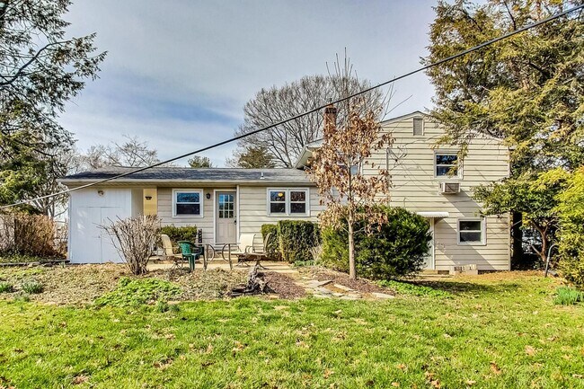 Building Photo - Fantastic in Frederick! Spacious 4 level Split -- 4 beds + 1 Full and 2 half baths