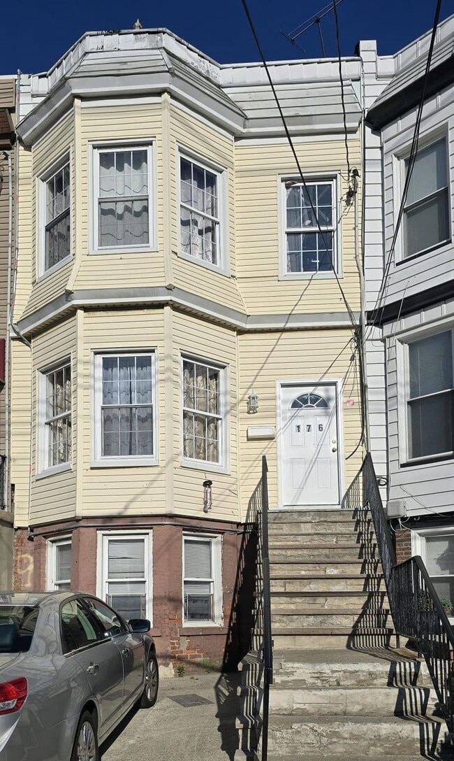 Building Photo - 176 Arlington Ave