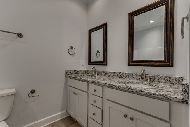 Full Bath - 818 Columbiana Rd