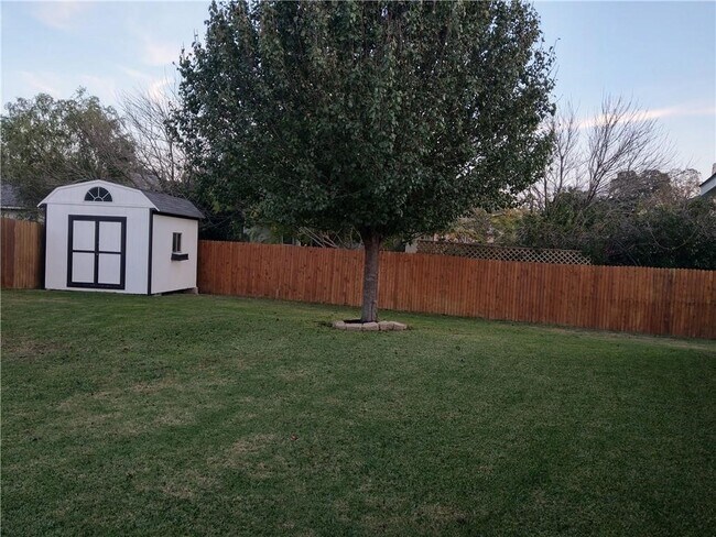 Building Photo - 1004 Ridgebluff Cir