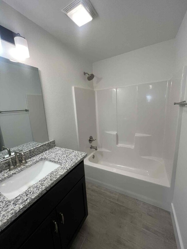 Building Photo - BEAUTIFUL LUXRY NEW BUILD: 5 BEDROOM / 3.5...