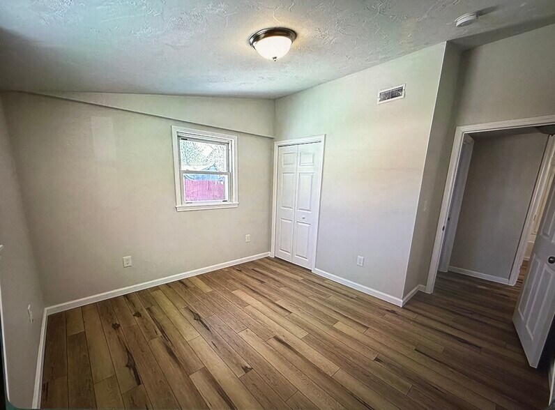 Bed 1 - 113 Paula Cir