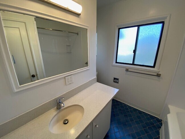 Building Photo - Beach Tract Cottage!