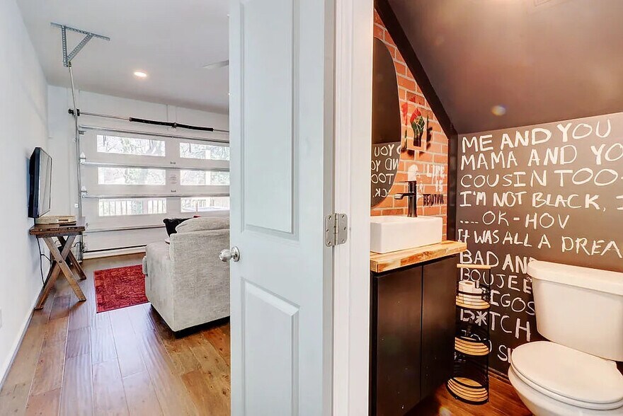 Building Photo - Room in House on Bowen Ave SE