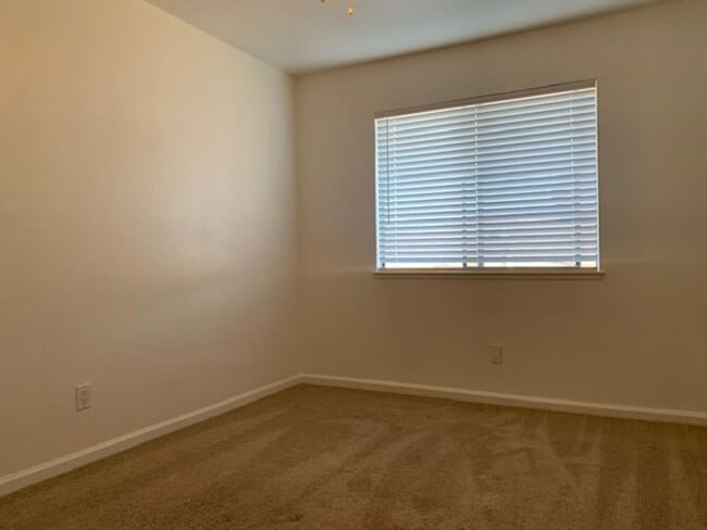 Building Photo - 144 Duranta St