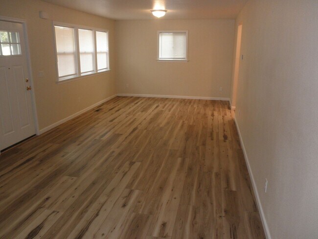 Building Photo - Charming home with basement