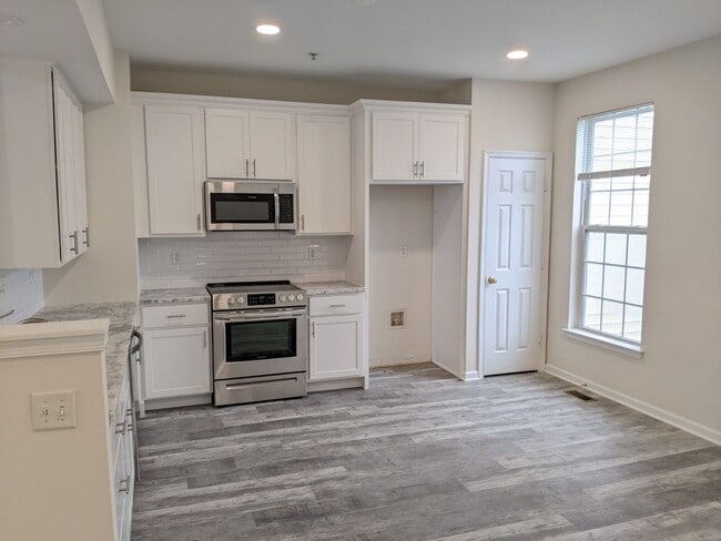 Building Photo - Completely Renovated Townhouse in convenie...