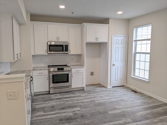Building Photo - Completely Renovated Townhouse in establis...