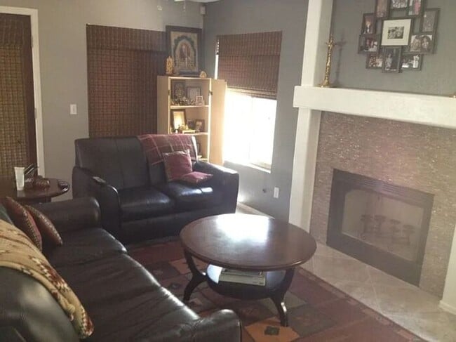 Building Photo - Stunning 3 bedroom, 2.5 bathroom Gold Cour...