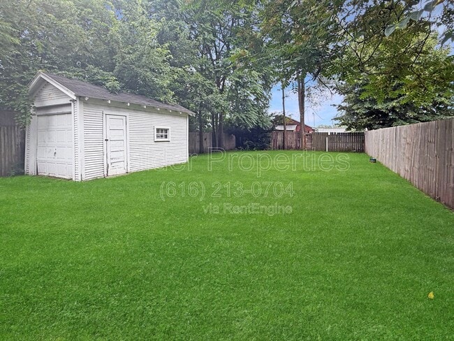 Building Photo - 630 Plett St SW