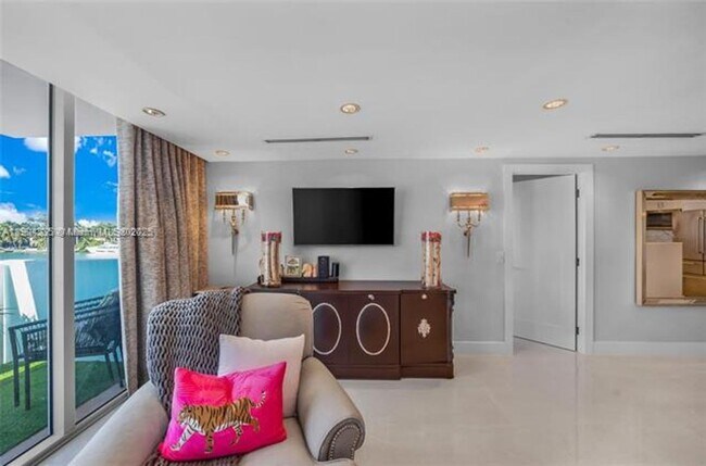 Building Photo - 5838 Collins Ave