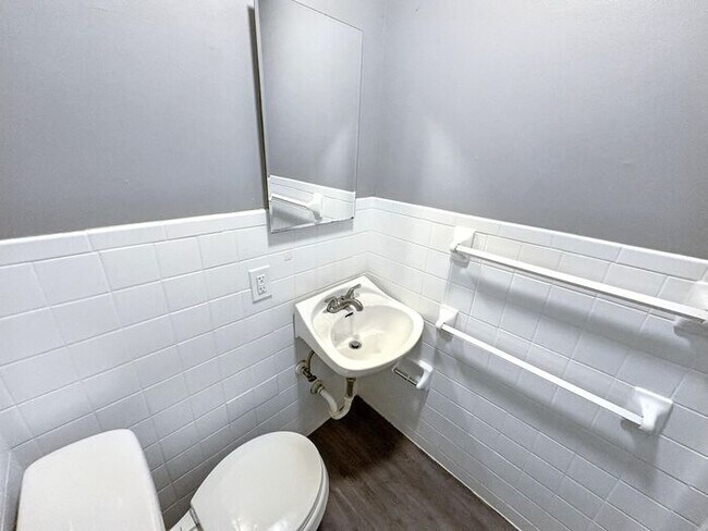 Building Photo - Spacious 4-Bedroom Home in a Prime Locatio...