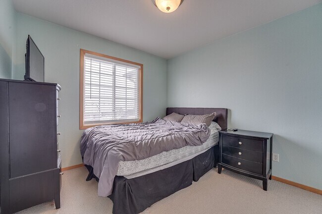 Building Photo - Spacious 3 bed, 2.5 bath Townhome in Ridgewood Hills!