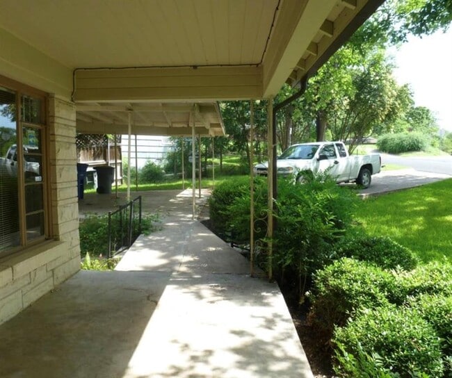 Building Photo - 3810 Brookview Rd
