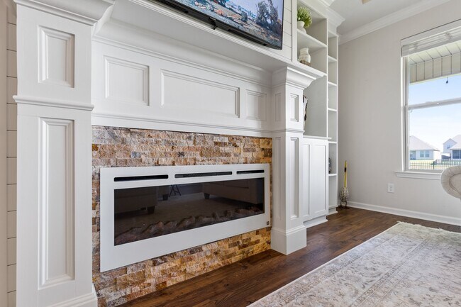Electric fireplace - 388 Lakeshore Vlg E