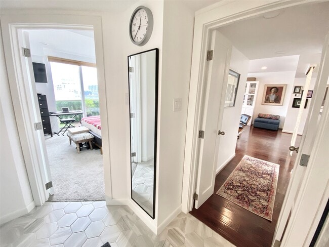 Building Photo - 2016 Main St