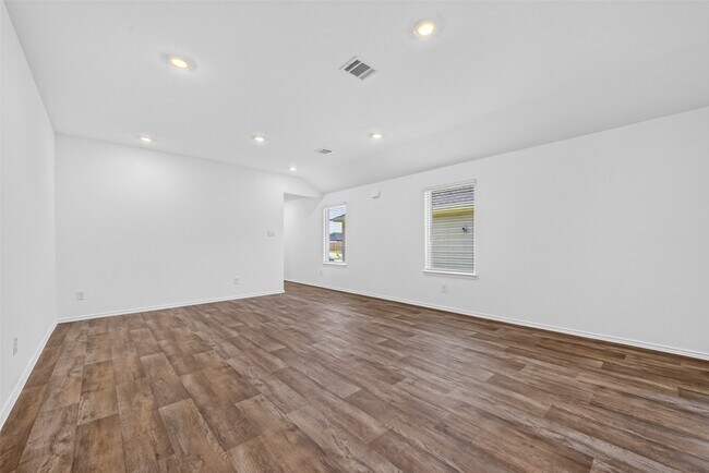 Building Photo - 3030 Lake Crest Dr