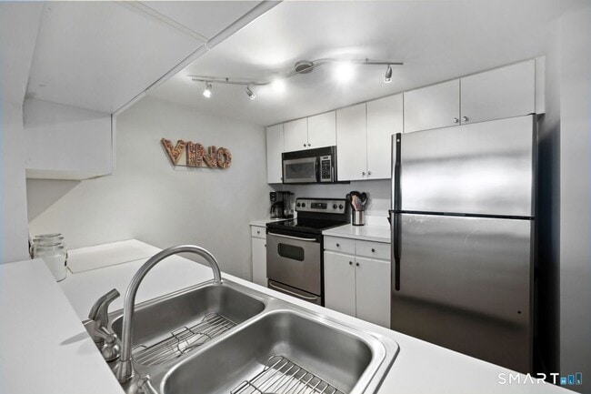 Building Photo - 127 Greyrock Pl