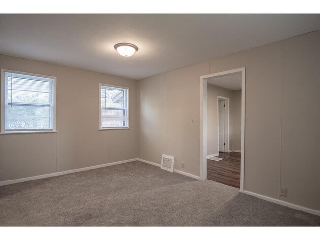 Building Photo - 608 7th Ave S