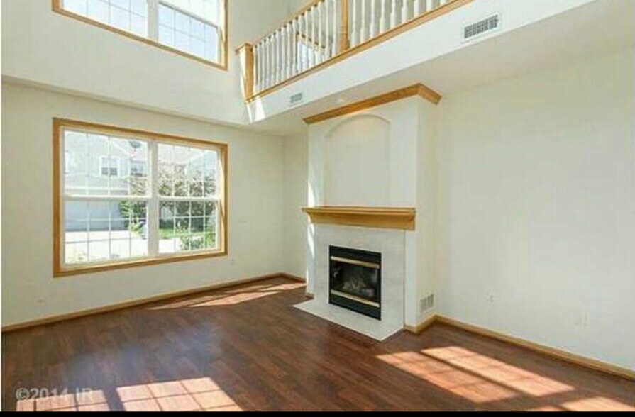 Building Photo - 3923 NE Gardenia Ln