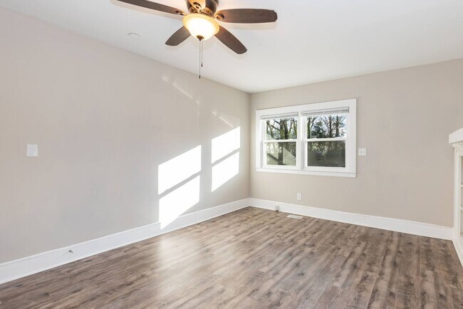 Building Photo - Gorgeous Move-In Ready Home