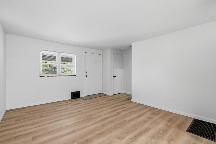 Building Photo - 8106 Westmoreland Ave