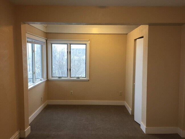 Building Photo - 2 Bedroom Apartment Available June 1!!