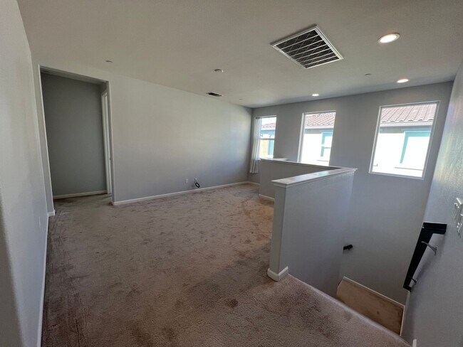 Building Photo - 3 Bedroom | 2.5 Bathroom | Sun Dance Lake ...