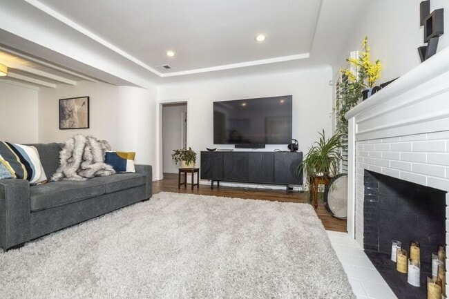 Building Photo - 3440 Oak Knoll Blvd