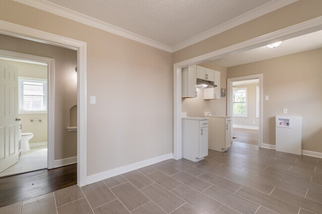 Building Photo - 1055 University St