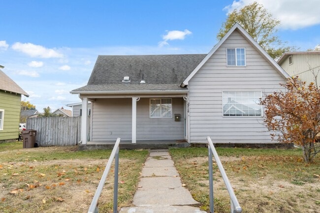 Building Photo - Recently Updated Single Family Home on Spo...