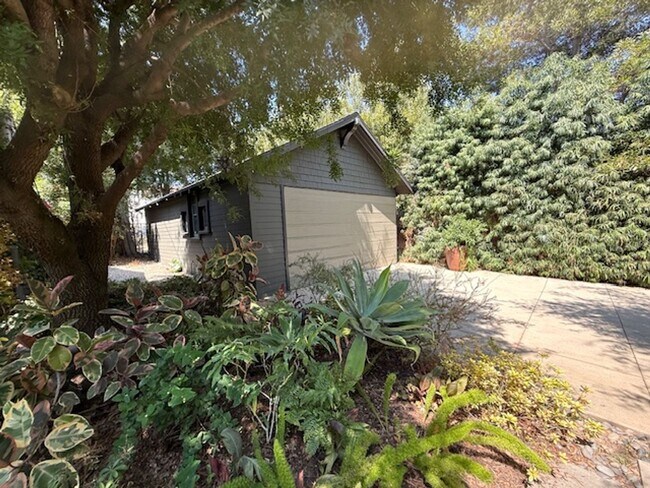 Building Photo - Furnished Craftsman Home - Pool, Entertain...