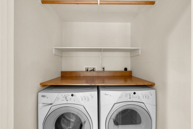 Building Photo - 3 Bed 3.5 Bath - Rockville Townhome - 2 Ca...