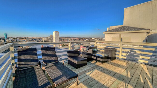 Building Photo - 25 S Surrey Ave