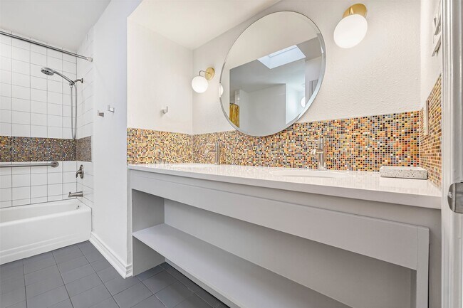 Building Photo - 10630 Olympia Dr