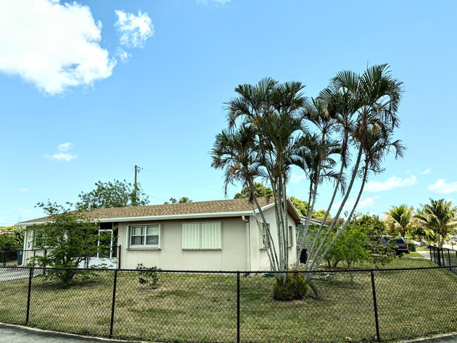 Building Photo - 4937 Tortuga Dr
