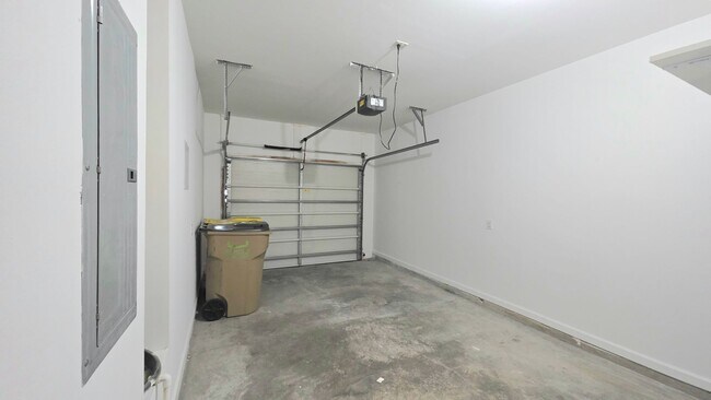 Building Photo - 3 Bedroom, 2.5 bath townhome in Creekside of Richmond Hill