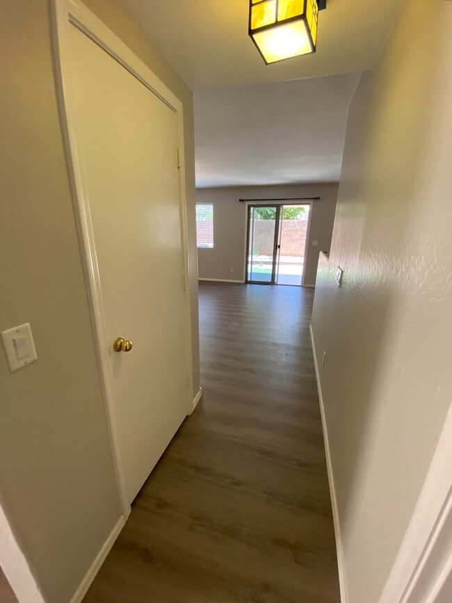 Building Photo - 4 Bedroom, 3 bath, two story with loft in ...