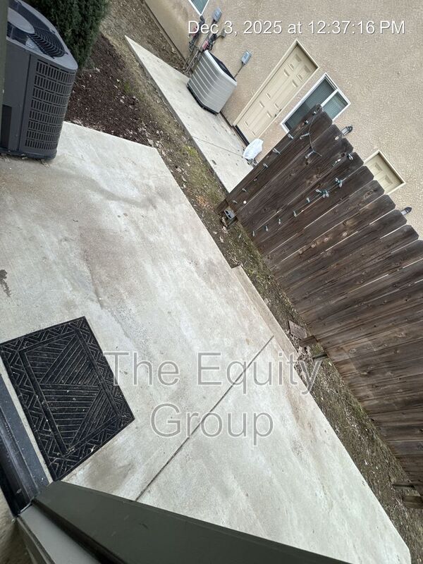 Building Photo - 2132 W Lark Ave