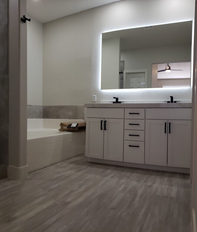 Building Photo - 198 Crown Imperial St