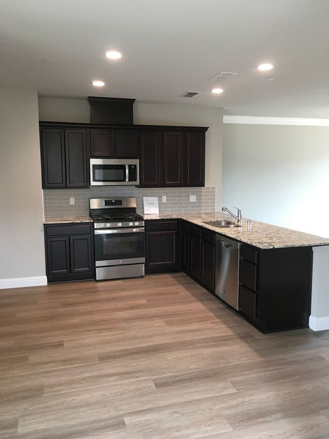 Building Photo - 4 Bedroom West Redding Townhome-  MOVE IN ...