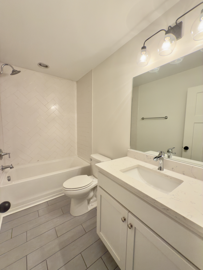 Building Photo - Beautiful 3 bed 3 bath WALKABLE to restaur...