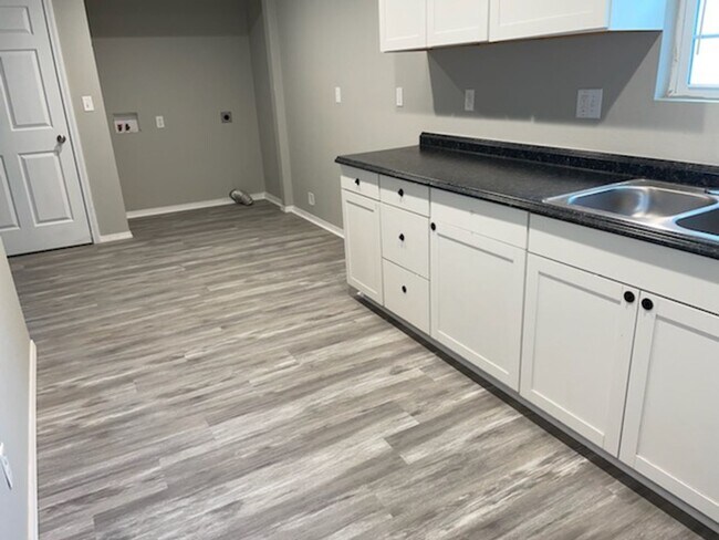 Building Photo - 3 Bed 2 Bath House November