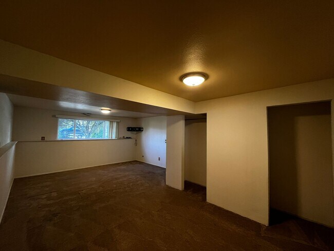 Building Photo - Excellent location at an affordable price!