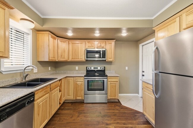 Building Photo - PRICE DROP! 3 Bedroom 2 Bathroom House Wit...