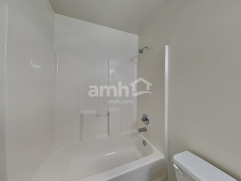 Building Photo - 606 3 Oaks Dr