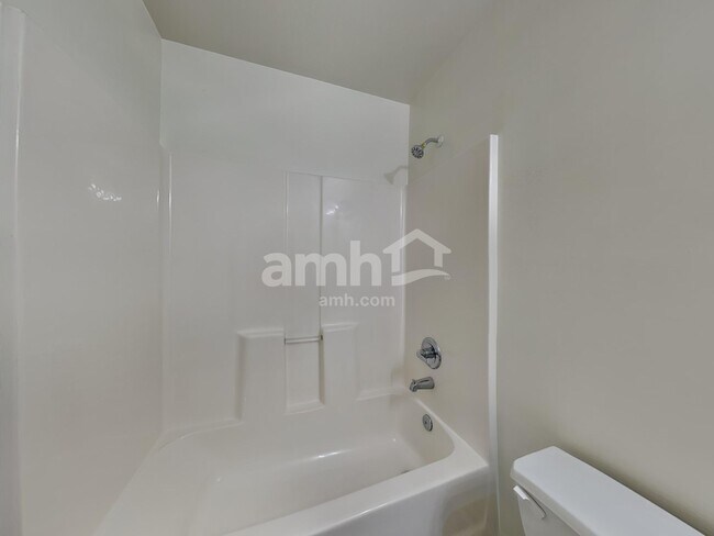 Building Photo - 606 3 Oaks Dr